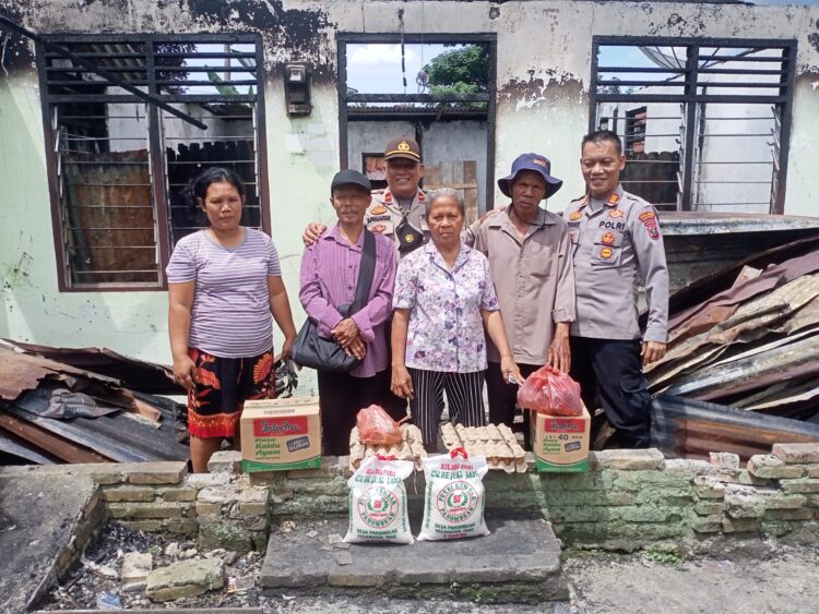 Kapolsek Bangun, AKP L.S Gultom SH, memberikan bantuan sembako kepada warga korban kebakaran rumah yang terletak di jalan Murni Huta VI, Nagori Rambung Merah, Kecamatan Siantar, Kabupaten Simalungun, Jumat (21/10/2022) pagi tadi, pukul 10.00 WIB.