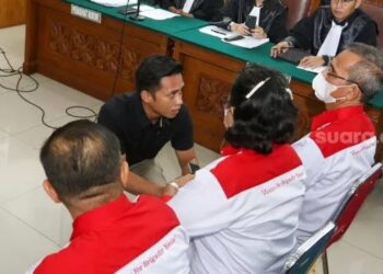 Terdakwa kasus pembunuhan Brigadir J, Richard Eliezer alias Bharada E meminta maaf kepada ayah-ibu korban, Samuel Hutabarat (kanan) dan Rosti Simanjuntak (kedua kanan), sebelum mengikuti sidang lanjutan di Pengadilan Negeri Jakarta Selatan, Selasa (25/10/2022). [Suara.com/Alfian Winanto]