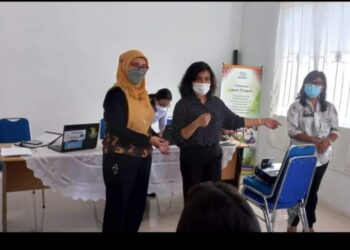 Plt Kepala Dinas Kesehatan, Pengendalian Penduduk dan Keluarga Berencana (P2KB) Kabupaten Humbahas, Chiristina Clara Rajagukguk (tengah) di sebuah kegiatan.