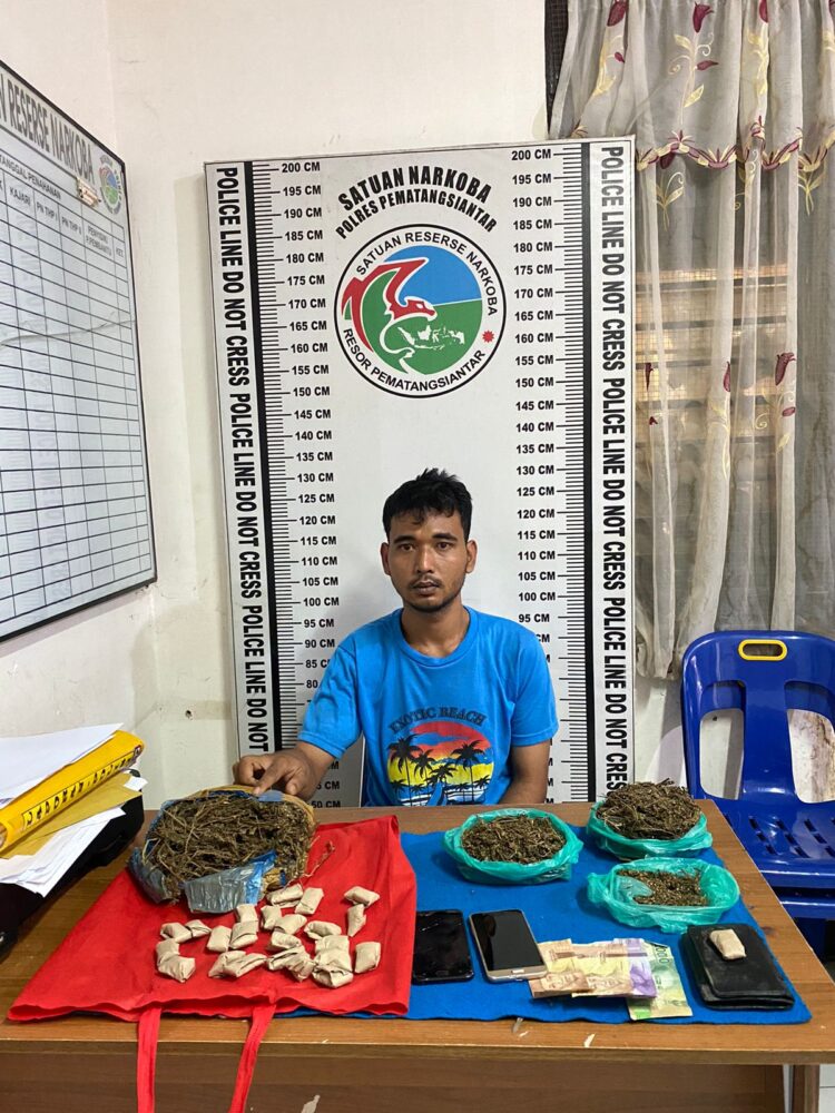 Foto tersangka dan barang bukti ganja saat dimankan di kantor Polisi.