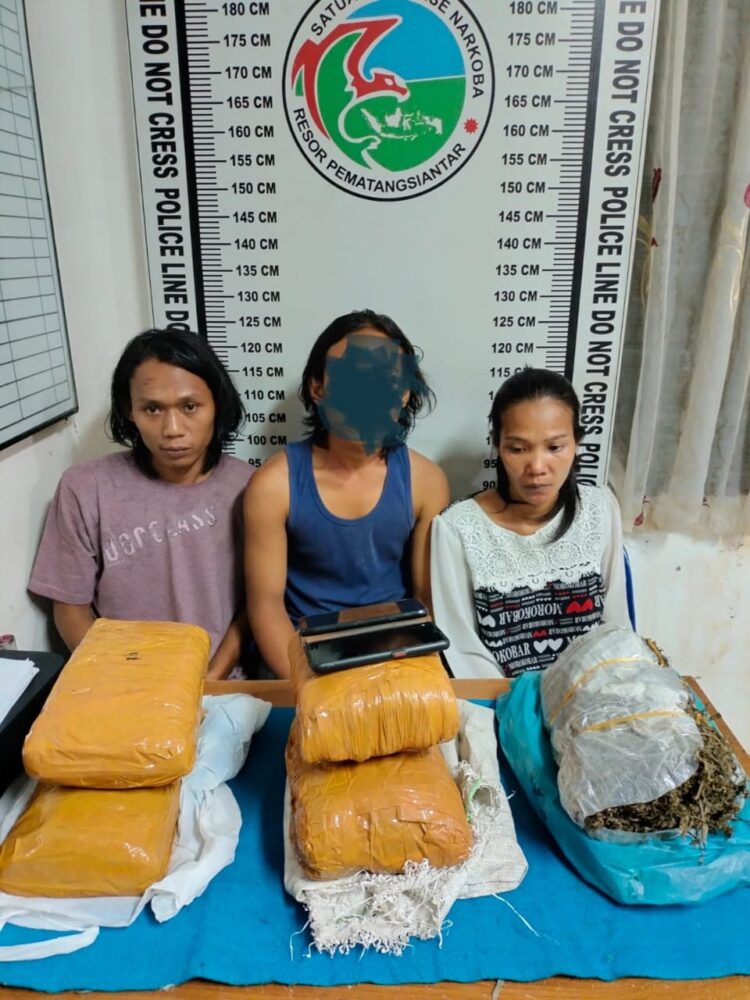 Foto ketiga pelaku dan barang bukti ganja saat diamankan di ruangan Sat Narkoba Polres Pematangsiantar.