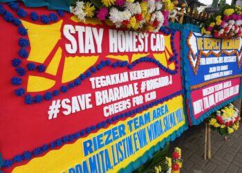 Karangan bunga untuk Bharada E hiasi PN Jaksel. (MNC Portal/Achmad Al Fiqri)