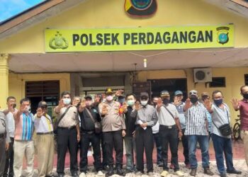 Kapolsek Perdagangan, AKP Josia Simarmata, SH, MH saat foto bersama wartawan dan tokoh masyarakat.