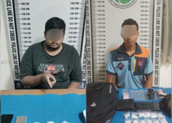 Foto kedua pelaku dan barang bukti saat diamankan di kantor Polisi.
