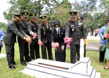 Wali Kota Pematang Siantar, dr Susanti Dewayani SpA dan Forkopimda, melaksanakan ziarah nasional, di Taman Makam Pahlawan (TMP) Nagur, Jalan Sangnaualuh Damanik Pematang Siantar, sekitar pukul 10.00 WIB.