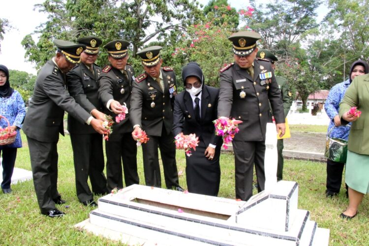 Wali Kota Pematang Siantar, dr Susanti Dewayani SpA dan Forkopimda, melaksanakan ziarah nasional, di Taman Makam Pahlawan (TMP) Nagur, Jalan Sangnaualuh Damanik Pematang Siantar, sekitar pukul 10.00 WIB.