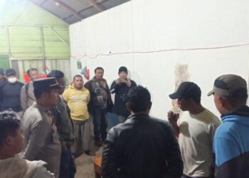 Personel Polres Tanah Karo mengecek kondisi TKP usai dua pria berkelahi di warung tuak, di kawasan Kecamatan Simpang Empat, Kamis (13/10/2022) malam. HO/Tribun Medan