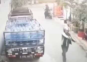 Seorang penjaga keamanan linmas, Nurhasan (58), menjadi korban tembakan orang tidak dikenal di Kelurahan Tanah Sereal, Kecamatan Tambora, Jakarta Barat. Foto/Tangkapan Layar