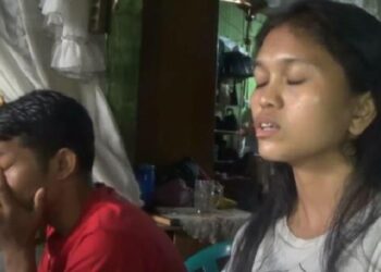 Agus Budiono dan Dedek Lolita, pasangan suami istri di Deliserdang yang kehilangan kedua anaknya sekaligus dalam hitungan 4 hari diduga sakit gagal ginjal akut. (Foto : iNews/Amiruddin)