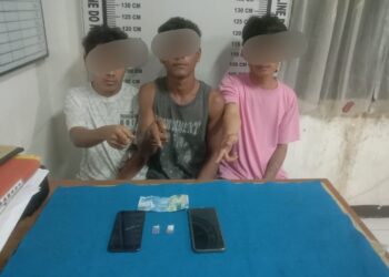 Foto ketiga pelaku dam barang bukti sabu saat diamankan di kantor Polisi.