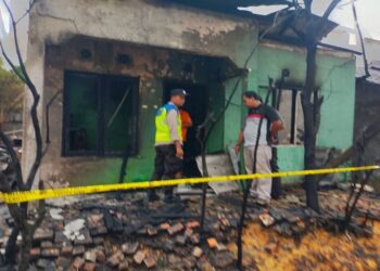 Tiga unit rumah warga tipe 36 di Perumahan Permata Regency, Block L 45, 46, 47, RT 08, Desa Mendalo Indah, Kecamatan Jaluko, Kabupaten Muarojambi, Jambi ludes terbakar. (Ist)