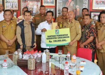 Bupati Simalungun menyerahkan bantuan sebesar Rp 100 juta kepada Bupati Taput, Nikson Nababan, didampingi Wakil Ketua DPRD Taput, Riguel Simajuntak dan Sekda Taput, Indra Simaremare, Senin (10/10/2022).