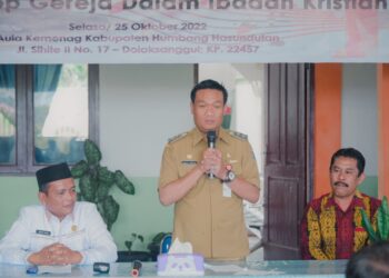 Wabup Humbahas saat membuka seminar seni bertajuk ‘Musik Pop Gereja Dalam Ibadah Kristiani’, Selasa (25/10/2022), di Aula Kemenag Kabupaten Humbang Hasundutan.