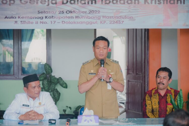 Wabup Humbahas saat membuka seminar seni bertajuk ‘Musik Pop Gereja Dalam Ibadah Kristiani’, Selasa (25/10/2022), di Aula Kemenag Kabupaten Humbang Hasundutan.