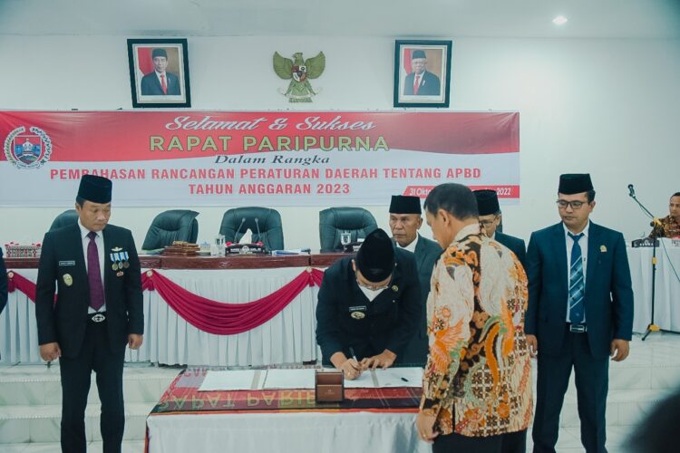 Bupati Humbang Hasundutan (Humbahas), Dosmar Banjarnahor, SE menandatangani persetujuan bersama Ranperda APBD Tahun Anggaran 2023, Jumat (25/11/2022), di Gedung DPRD Kabupaten Humbahas.