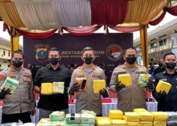 Kapolrestabes Medan Kombes Valentino Alfa Tatareda bersama jajarannya menunjukkan barang bukti narkoba, yang masih terbungkus plastik teh cina, Rabu (2/11/2022). TRIBUN-MEDAN/ALFIANSYAH