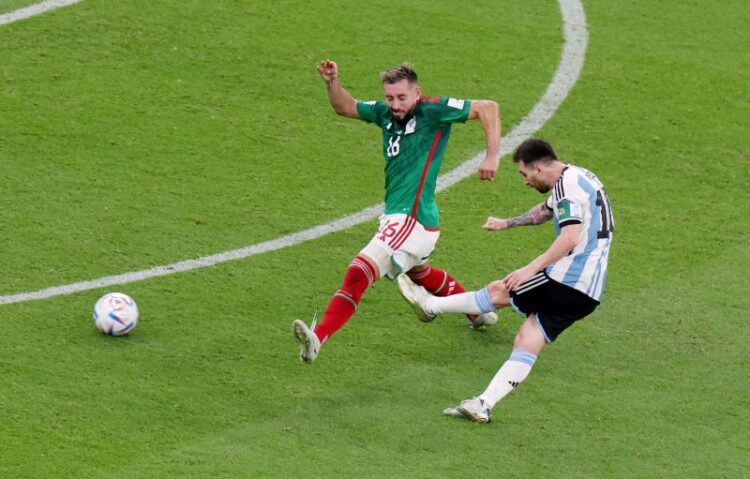 Aksi gila Lionel Messi di laga Argentina vs Meksiko di Piala Dunia 2022. (Foto: REUTERS/Molly Darlington)