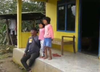 Suami Susi, ART Ferdy Sambo, Kujaeni Tamsil bersama dua anaknya berharap ibunya, Susi segera pulang ke rumah. Foto: iNewsTV/Didik Dono Hartono
