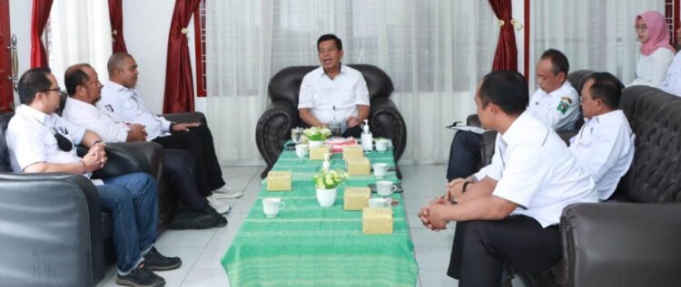 Bupati Simalungun saat menerima audiensi Himpunan Pengusaha Pribumi Indonesia (HIPPI) Kabupaten Simalungun, di rumah dinas Wakil Bupati Simalungun, Jalan Suri-suri Pematang Simalungun, Kecamatan Siantar, Sumut, Rabu (16/11/2022).