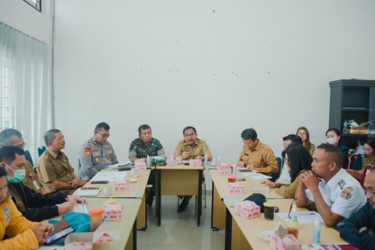 Bupati Humbahas, Dosmar Banjarnahor, SE yang diwakili Sekda, Drs. Tonny Sihombing, MIP, memimpin Rakor Tim Reaksi Cepat (TRC) Penanggulangan Bencana Daerah Kabupaten Humbang Hasundutan, Selasa (8/11/2022), di Ruang Rapat Mini Perkantoran Bukit Inspirasi, Doloksanggul.