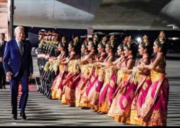 Presiden Amerika Serikat (AS) Joe Biden disambut meriah Tari Pendet ketika tiba di Bandara Ngurah Rai, Bali jelang perhelatan G20 pada Minggu (13/11/2022) malam. Foto/MPI