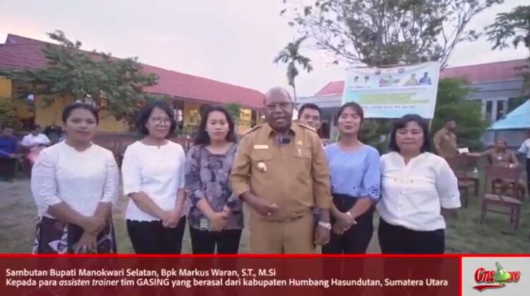 Bupati Manokwari Selatan, Markus Waran, didampingi para tenaga pendidik dari Kabupaten Humbahas.