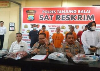 Kapolres Tanjungbalai, AKBP Ahmad Yusuf Afandi memaparkan tersangka kasus cabul yang merupakan seorang ASN guru di Kota Tanjungbalai. TRIBUN MEDAN/ALIF ALQADRI HARAHAP