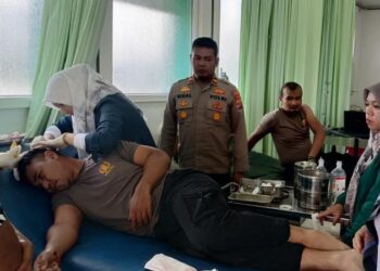 Dua anggota Polsek Bandar, korban pembacokan ODGJ mendapat pertolongan medis di Puskesmas Bandar (Yusradi)