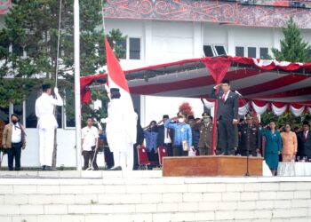 Bupati Humbang Humbahas, Dosmar Banjarnahor, SE, memimpin Upacara Peringatan Hari Pahlawan Ke-77, Kamis (10/11/2022) yang dilaksanakan di Pelataran Perkantoran Bukit Inspirasi, Doloksanggul.