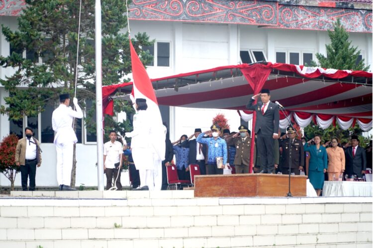 Bupati Humbang Humbahas, Dosmar Banjarnahor, SE, memimpin Upacara Peringatan Hari Pahlawan Ke-77, Kamis (10/11/2022) yang dilaksanakan di Pelataran Perkantoran Bukit Inspirasi, Doloksanggul.