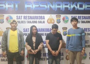 HS dan FN, Ibu dan anak menjadi bandar sabu kini diamankan polisi bersama barang bukti 127,6 gram sabu dan uang tunai Rp 127 juta. TRIBUN MEDAN/ALIF ALQADRI HARAHAP