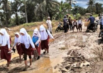 Kondisi jalan rusak parah di Desa Panca Arga, Kecamatan Rawang Pancang Arga, Kabupaten Asahan yang tak kunjung diperbaiki. TRIBUN MEDAN/ALIF ALQADRI HARAHAP