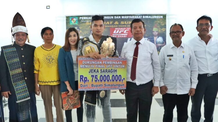 Foto bersama disela acara.