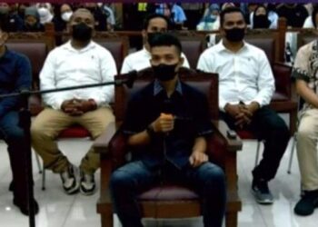 Kakak Ferdy Sambo, Leonardo Sambo (paling kanan) dihadirkan menjadi saksi dalam persidangan perkara pembunuhan berencana Brigadir Nofriansyah Yosua Hutabarat alias Brigadir J dengan agenda pemeriksaan saksi atas terdakwa Bharada Richard Eliezer Pudihang Lumiu alias Bharada E di Pengadilan Negeri Jakarta Selatan, Senin (31/10/2022). Tribunnews.com/Abdi Ryanda Shakti