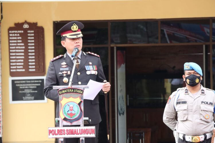 Kapolres Simalungun, AKBP Ronald F.C Sipayung, S.H., S.I.K., M.H, bertindak sebagai inspektur upacara pada peringatan Hari Pahlawan ke-77.