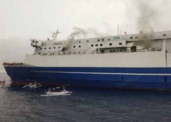 Kapal Motor (KM) Mutiara Timur 1 terbakar di Selat Bali, Rabu (16/11/2022). (Foto: Chusna Muhammad).