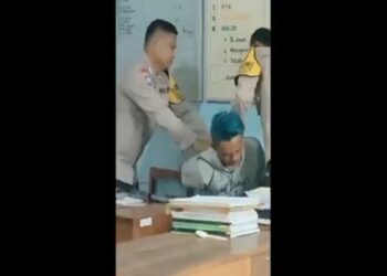 Seorang pencuri usai beraksi di SD Negeri 1 Tamanrejo, Blora, Jawa Tengah ketiduran di bangku kepala sekolah. Begitu bangun tangannya langsung diborgol polisi. Foto/iNews TV/Heri Purnomo