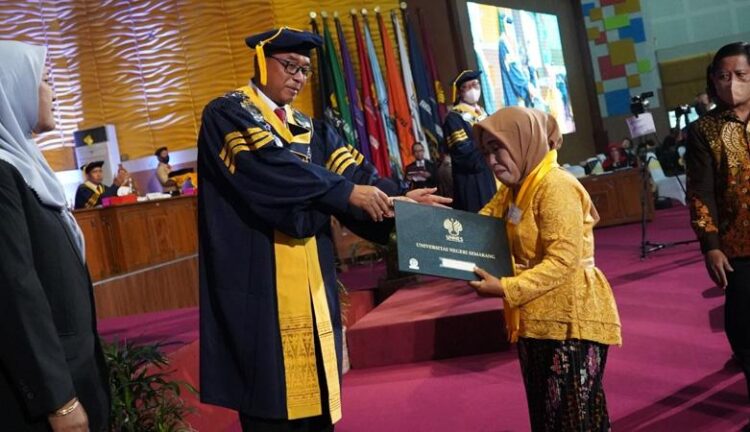 Ibunda Dimas Sakti Maulana mewakili wisuda mahasiswa ke-113 Universitas Negeri Semarang (Unnes). (Ist)