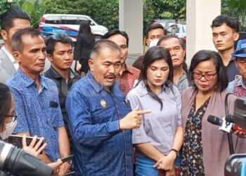 Kamaruddin Simanjuntak Bersama Ortu dan Pacar Brigadir J (Suara.com/Rakha Arlyanto)