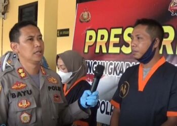 Kapolres Kobar AKBP Bayu Wicaksono menginterogasi pasangan selingkuh Syamsiar (39) dan Asmah (36) atas dugaan menjadi kurir narkoba jenis sabu-sabu seberat 252 gram lebih.