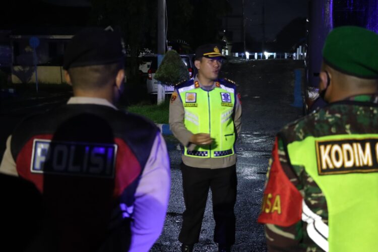 Kapolres Simalungun, AKBP Ronald F.C Sipayung, S.H., S.I.K., M.H, saat memimpin apel patroli gabungan skala besar.