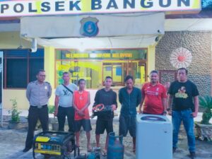 Foto para pelaku dan barang bukti hasil curian saat diamankan di Polsek Bangun.