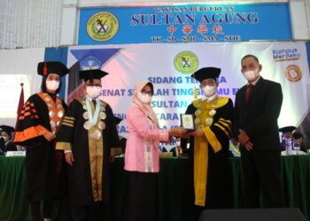 Wali Kota Pematang Siantar, dr Susanti Dewayani SpA saat menghadiri acara wisuda program Pascasarjana (S-2) dan Sarjana (S-1) Tahun 2022 STIE Sultan Agung, di Perguruan Sultan Agung Pematang Siantar, Sabtu (12/11/2022).