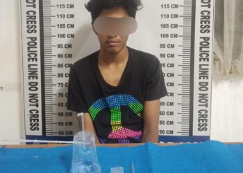 Foto pelaku dan barang bukti sabu saat diamankan di kantor Polisi.