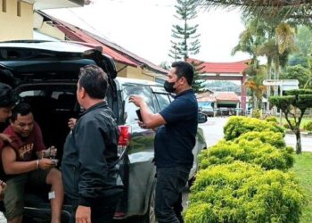Dua dari 4 tahanan dihadiahi timas panas karena melawan petugas. Mereka digiting ke ruang tahanan Mapolres Toba, Selasa (15/11/2022). TRIBUN MEDAN/ MAURITS PARDOSI