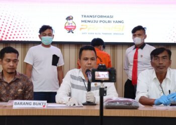 Kapolres Humbang Hasundutan AKBP Achmad Muhaimin saat memberikan keterangan pers, terkait pria yang tega membunuh istrinya dengan cara mutilasi dan membakarnya. Foto: Istimewa