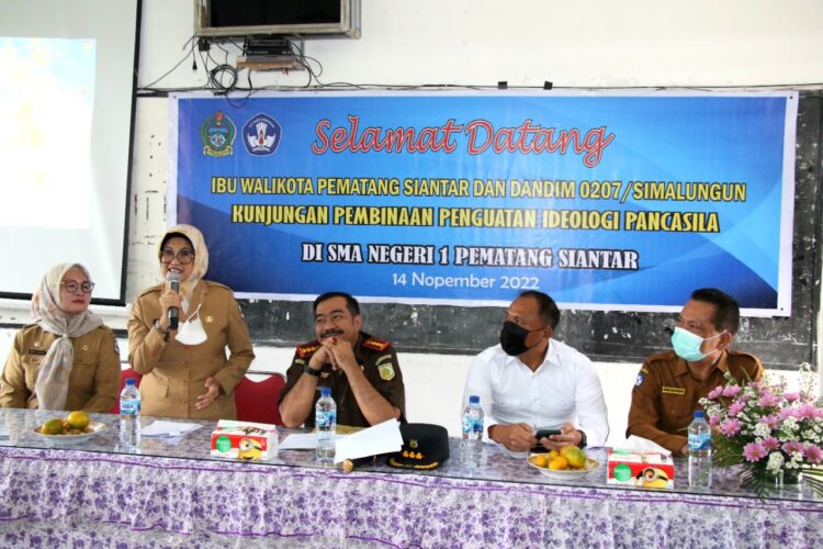 Wali Kota Pematang Siantar, dr Susanti Dewayani SpA memberikan pembinaan penguatan Ideologi Pancasila kepada Siswa-siswi SMA Negeri 1 Pematang Siantar, di Aula SMA Negeri 1, Jalan Parsoburan Kota Pematang Siantar, Senin (14/11/2022).