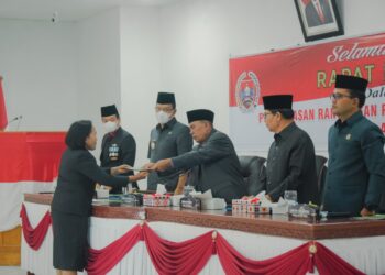 Berkas pandangan umum diserahkan kepada Pimpinan Sidang, Ramses Lumbangaol, SH dan selanjutnya diserahkan kepada Bupati Humbang Hasundutan, Dosmar Bajarnahor, SE.