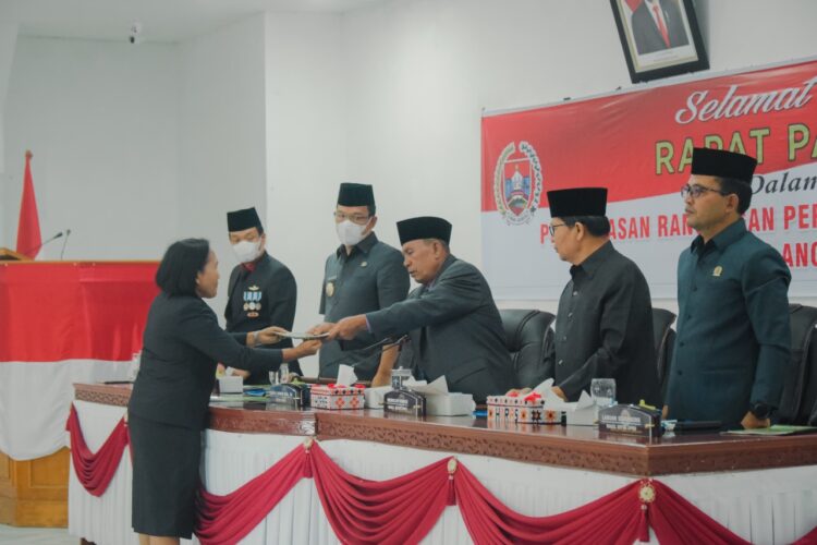 Berkas pandangan umum diserahkan kepada Pimpinan Sidang, Ramses Lumbangaol, SH dan selanjutnya diserahkan kepada Bupati Humbang Hasundutan, Dosmar Bajarnahor, SE.