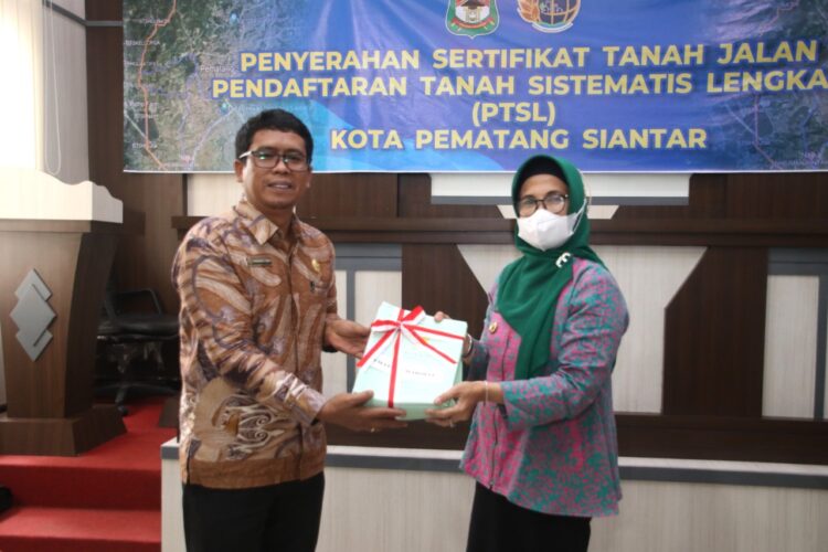 Wali Kota Susanti saat menerima 189 sertifikat tanah aset Pemko Pematang Siantar dari BPN.